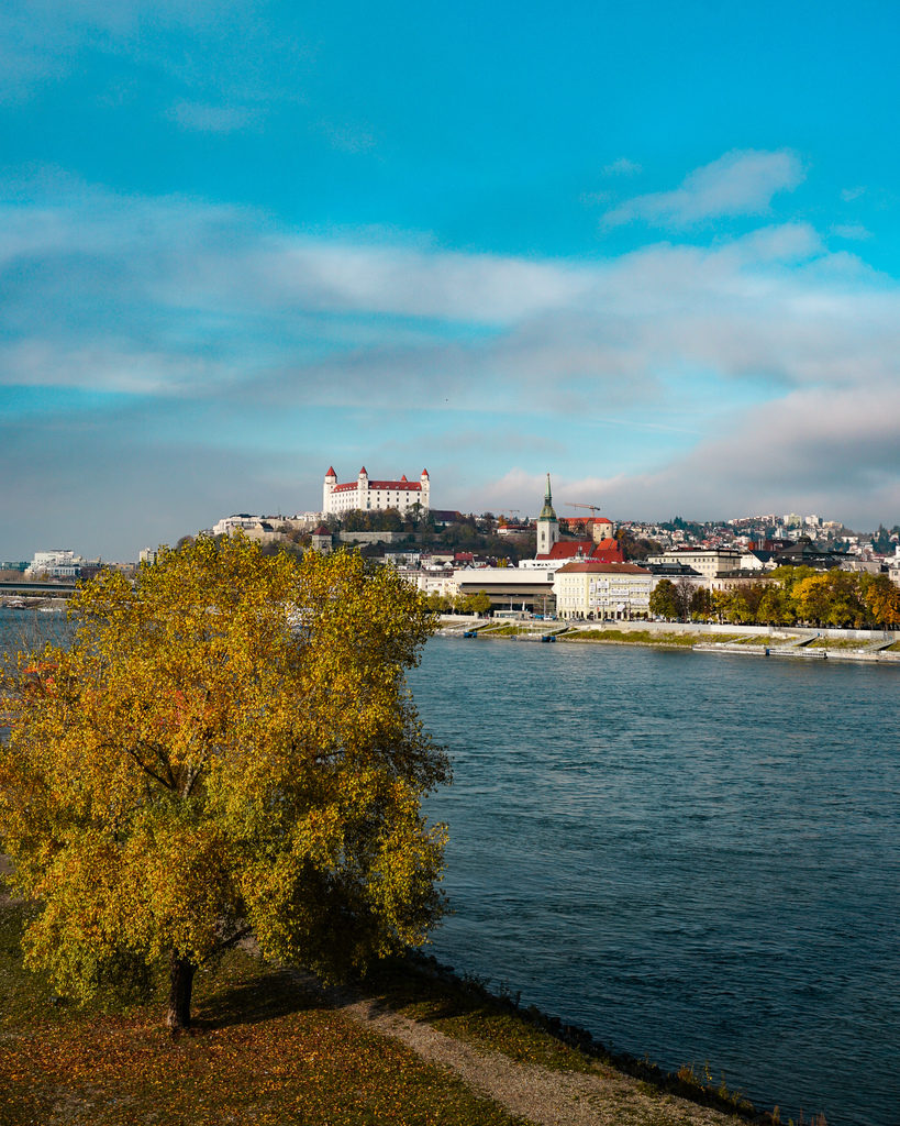 Il Castello di Bratislava dallo Stary Most