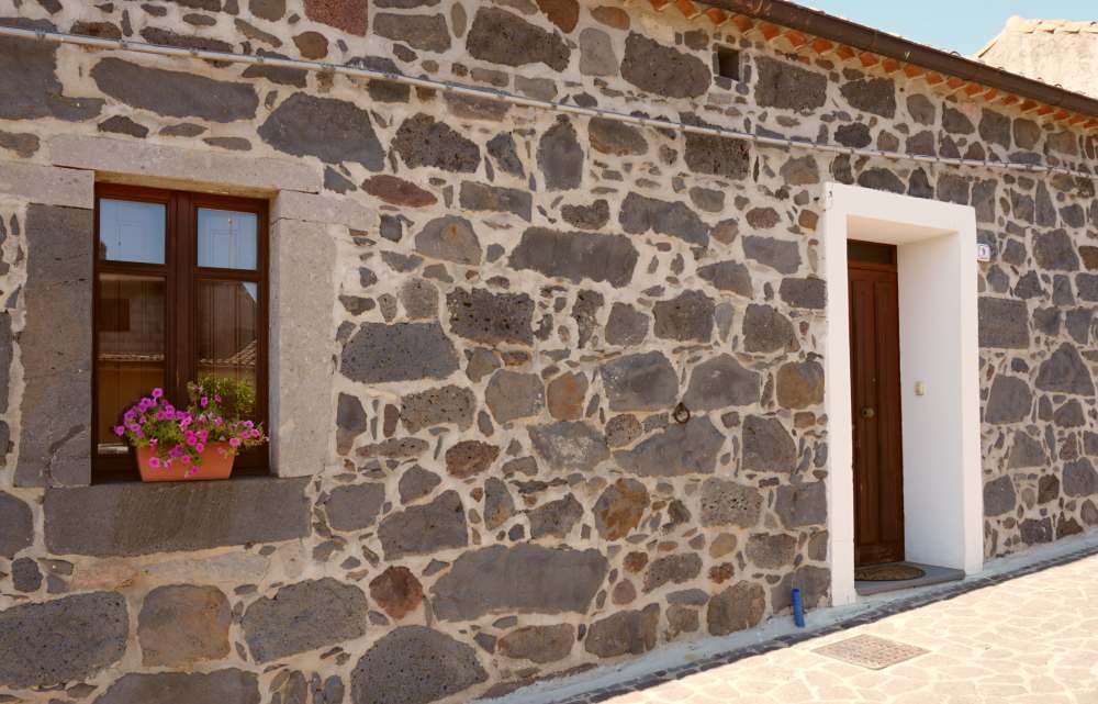 Casa in pietra basaltica tipica - Domusnovas Canales