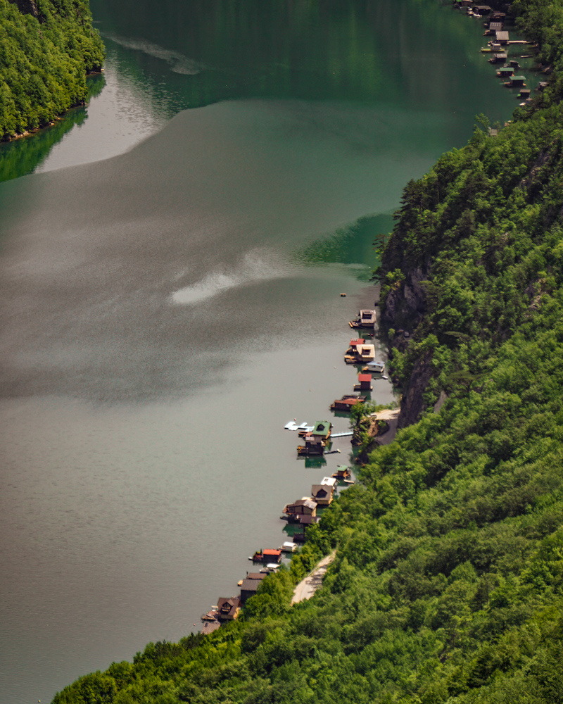 Le case galleggianti sul Lago Perucac